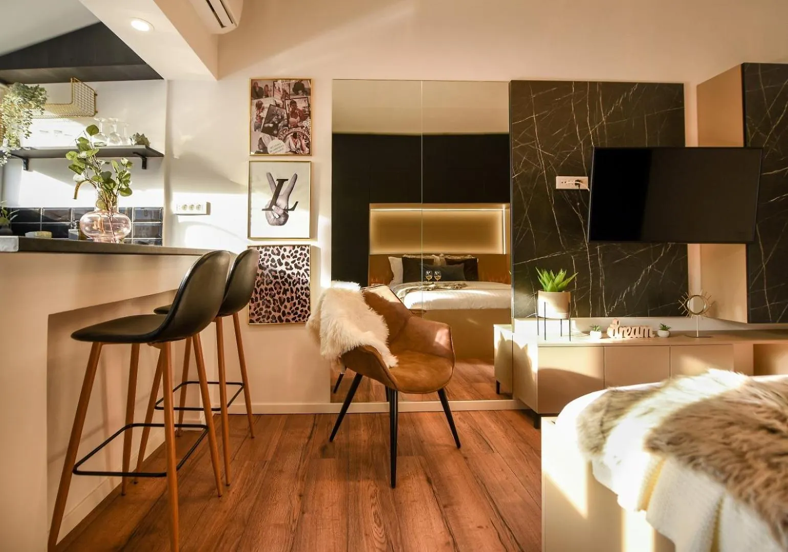 Apartment Calea Victoriei Elegance - Modern Studio Bucharest Romania