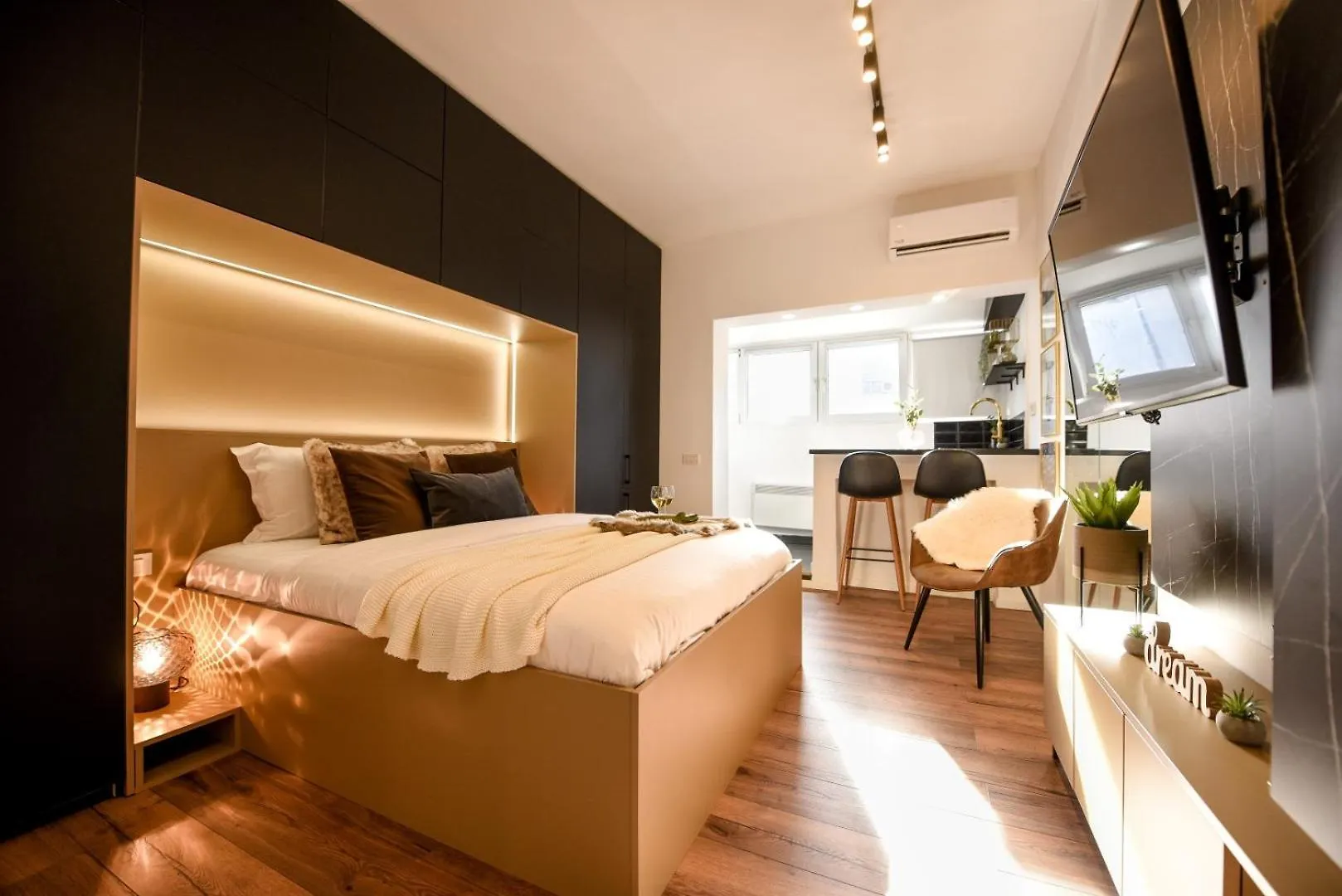 Calea Victoriei Elegance - Modern Studio Bucharest