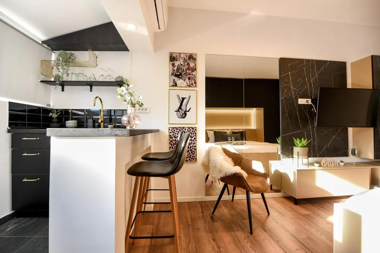 Apartment Calea Victoriei Elegance - Modern Studio Bucharest Romania