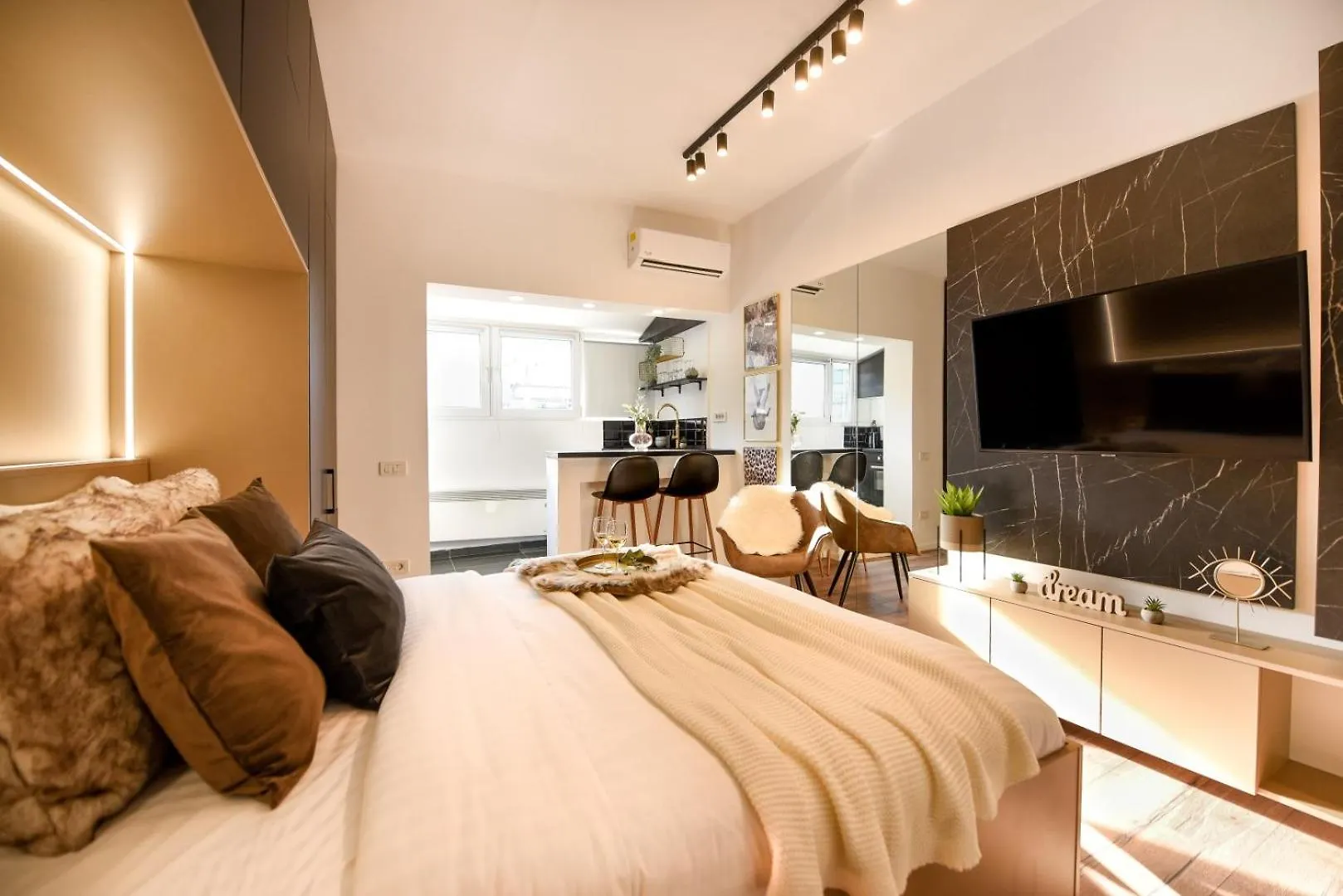 Apartment Calea Victoriei Elegance - Modern Studio Bucharest