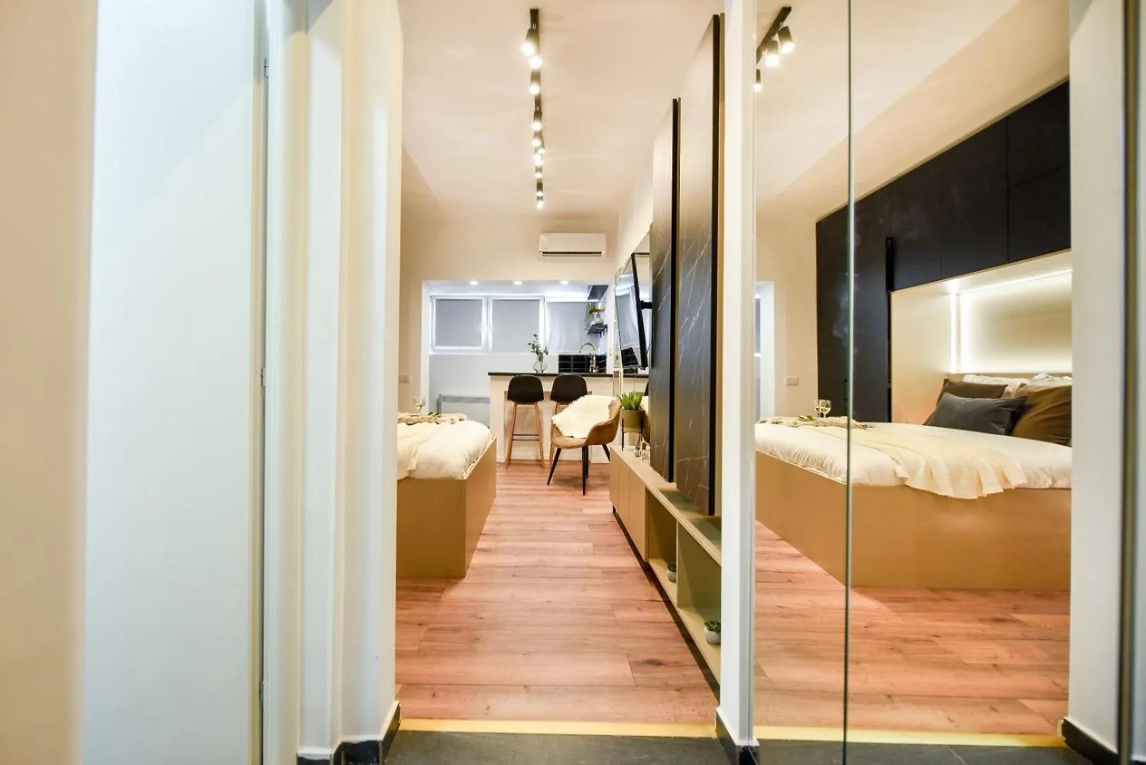 Calea Victoriei Elegance - Modern Studio Bucharest Romania